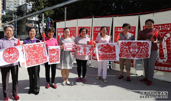 安徽淮南:“非遗”剪纸绣乾坤创意贺礼庆国庆