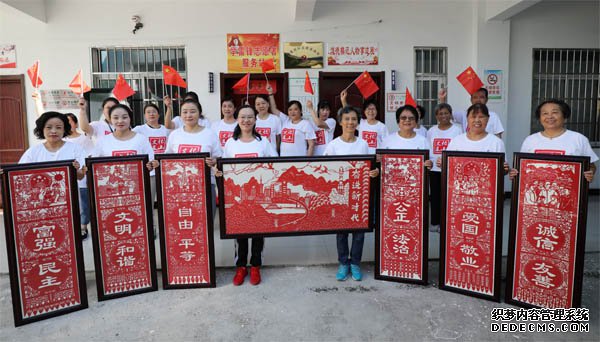 安徽淮南:“非遗”剪纸绣乾坤创意贺礼庆国庆