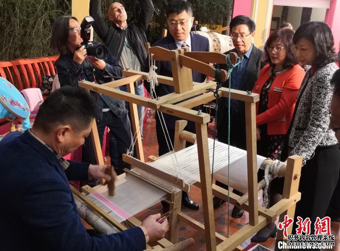 图为主礼嘉宾观看并听取展厅展品介绍。供图 图为主礼嘉宾观看并听取展厅展品介绍。供图