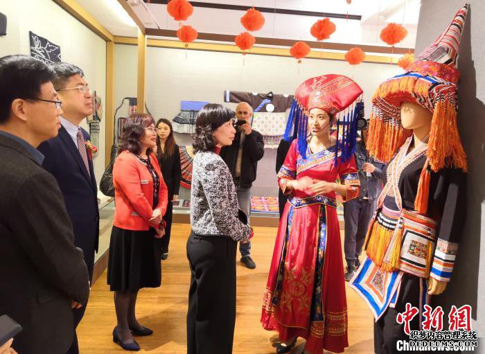 图为主礼嘉宾观看并听取展厅展品介绍。供图 图为主礼嘉宾观看并听取展厅展品介绍。供图