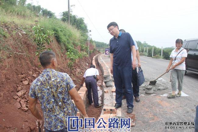 1568509669853972.jpg 9月13日,大足区党委书记、局长覃伦富(左2)在车铺村中农竹笋基地与修建水沟的民工交谈建设进度问题。蒋文友 摄影.JPG