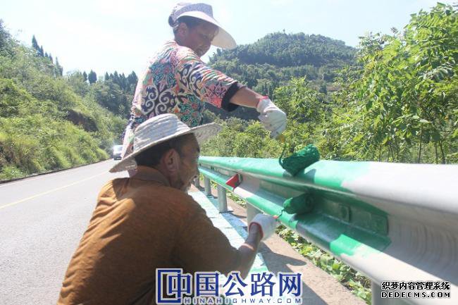 1568509681434853.jpg 9月12日下午,大足区宝顶景区环线古林村段工人为护栏刷漆图一瞥。蒋文友 摄影.JPG