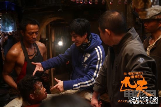 《匹夫》片场照 杨树鹏指导张译挨打