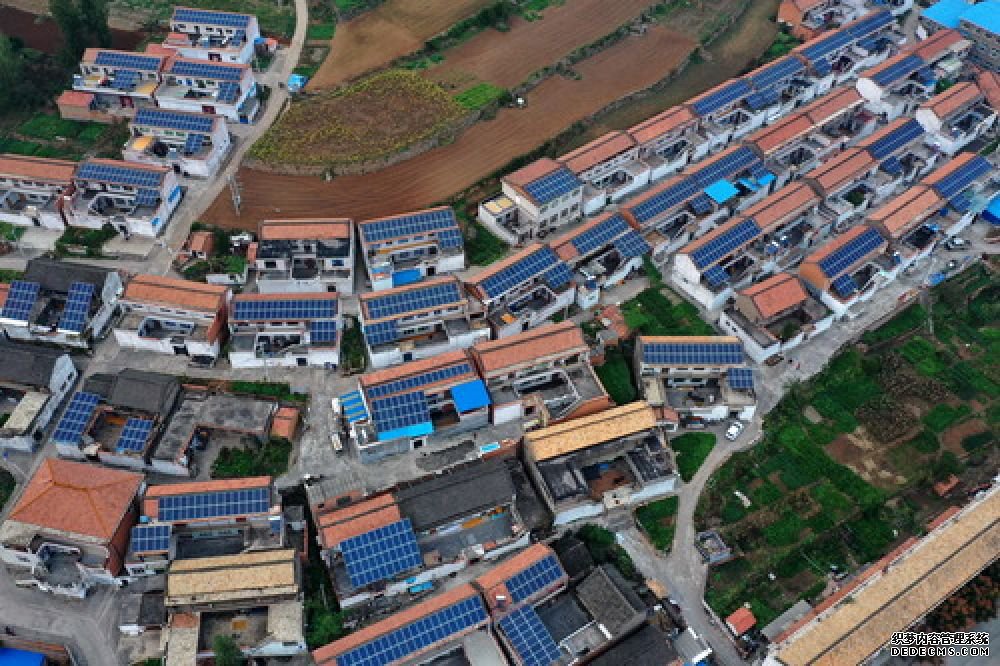 这是10月13日无人机拍摄的山西省晋城市陵川县河北镇河北村的屋顶光伏电站。近年来,山西省晋城市积极探索光伏扶贫模式,推进乡村家庭屋顶光伏惠民工程。晋城市政府与国网山西晋城供电公司共同为211个村建设了屋顶光伏电站,当地采用“全电上网”模式,将村民屋顶光伏所发的清洁电能全部并入地方电网,发电上网获得的收益帮助很多贫困群众摘下了“穷帽子”。新华社记者 曹阳 摄 这是10月13日无人机拍摄的山西省晋城市陵川县河北镇河北村的屋顶光伏电站。近年来,山西省晋城市积极探索光伏扶贫模式,推进乡村家庭屋顶光伏惠民工程。晋城市政府与国网山西晋城供电公司共同为211个村建设了屋顶光伏电站,当地采用“全电上网”模式,将村民屋顶光伏所发的清洁电能全部并入地方电网,发电上网获得的收益帮助很多贫困群众摘下了“穷帽子”。新华社记者 曹阳 摄