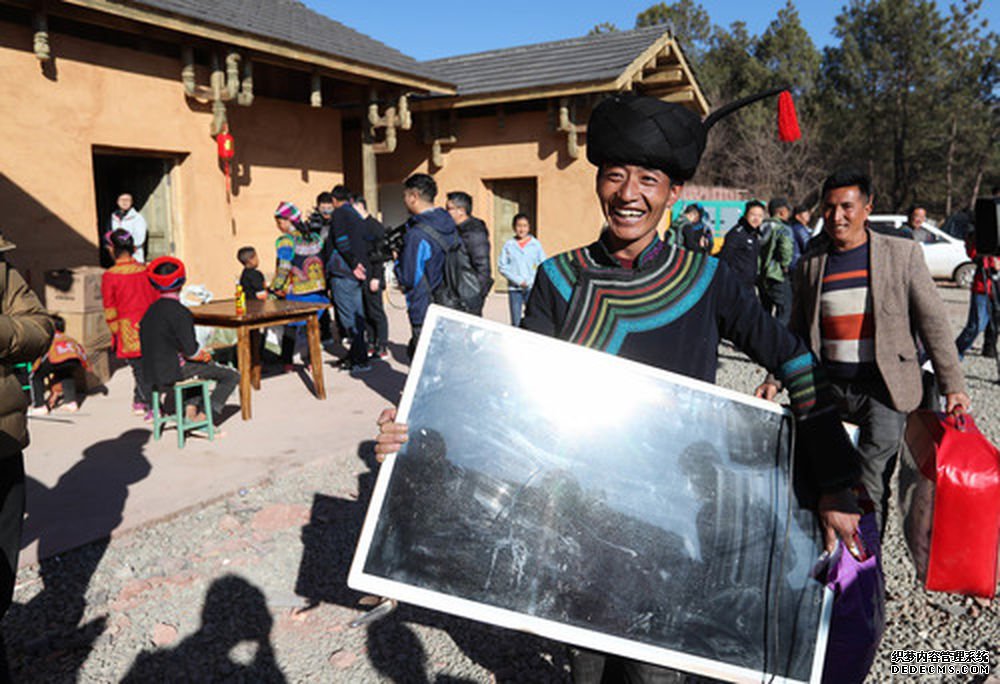 在四川省昭觉县三河村的易地扶贫安置点,彝族群众马海日聪喜搬新居(2月11日摄)。2019年2月11日,位于大凉山腹地的四川省昭觉县三河村首批29户、168人告别居住多年的土坯房,搬入易地扶贫安置点的新家。新华社记者 江宏景 摄 在四川省昭觉县三河村的易地扶贫安置点,彝族群众马海日聪喜搬新居(2月11日摄)。2019年2月11日,位于大凉山腹地的四川省昭觉县三河村首批29户、168人告别居住多年的土坯房,搬入易地扶贫安置点的新家。新华社记者 江宏景 摄