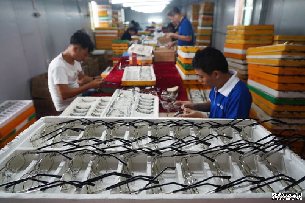 在江西省鹰潭市余江区平定乡东脑村世宏光学扶贫车间,村民在加工一批眼镜产品(10月12日摄)。近年来,江西省鹰潭市结合产业特点,引导当地生产实体“下沉”到村组,让贫困群众在家门口就能实现就业脱贫。据了解,全市已建成运营“产业下沉”结业扶贫车间88个,,吸纳就业2000余人。新华社记者 万象 摄 在江西省鹰潭市余江区平定乡东脑村世宏光学扶贫车间,村民在加工一批眼镜产品(10月12日摄)。近年来,江西省鹰潭市结合产业特点,引导当地生产实体“下沉”到村组,让贫困群众在家门口就能实现就业脱贫。据了解,全市已建成运营“产业下沉”结业扶贫车间88个,吸纳就业2000余人。新华社记者 万象 摄