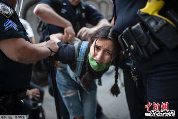 当地时间5月30日,美国纽约,当地警察在示威活动中逮捕了一名抗议者。 当地时间5月30日,美国纽约,当地警察在示威活动中逮捕了一名抗议者。