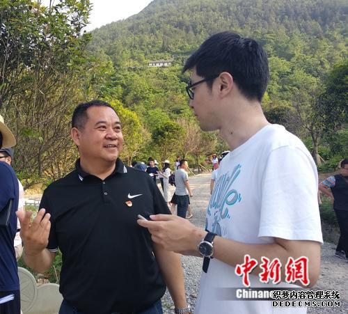 图为青龙镇党委书记肖建华像记者介绍大窝社区治理情况。 马佳欣摄 图为青龙镇党委书记肖建华像记者介绍大窝社区治理情况。 马佳欣摄